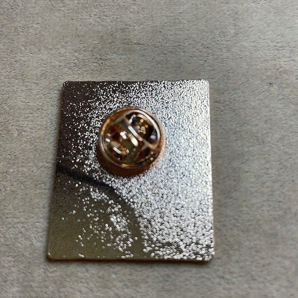 The Scream Enamel Lapel Pin - Picture 2 of 2